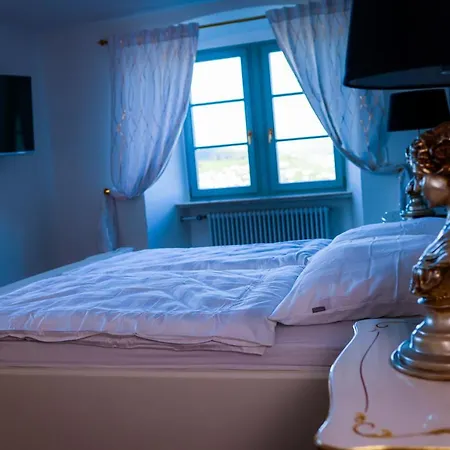 Schloss Neuburg 4*